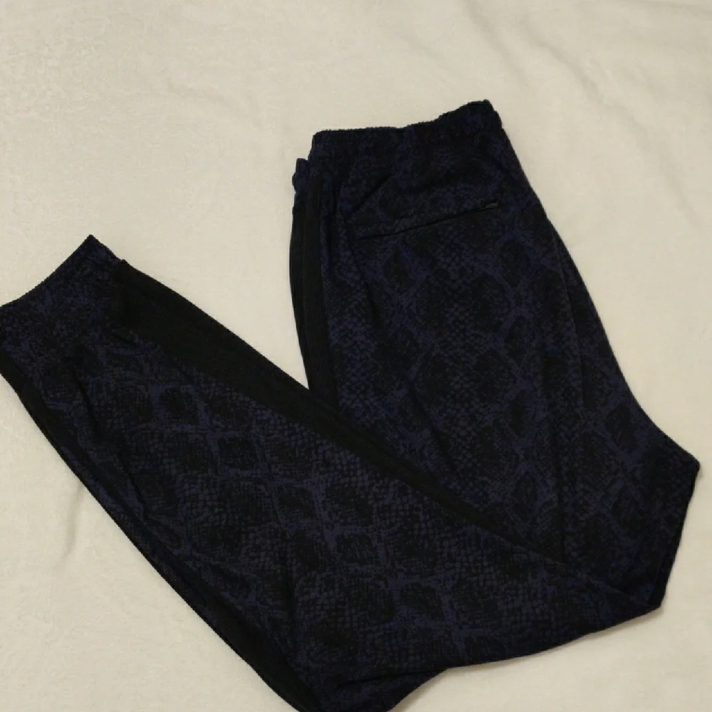 ATHLETA. Men's Black and Blue Patterned Pants